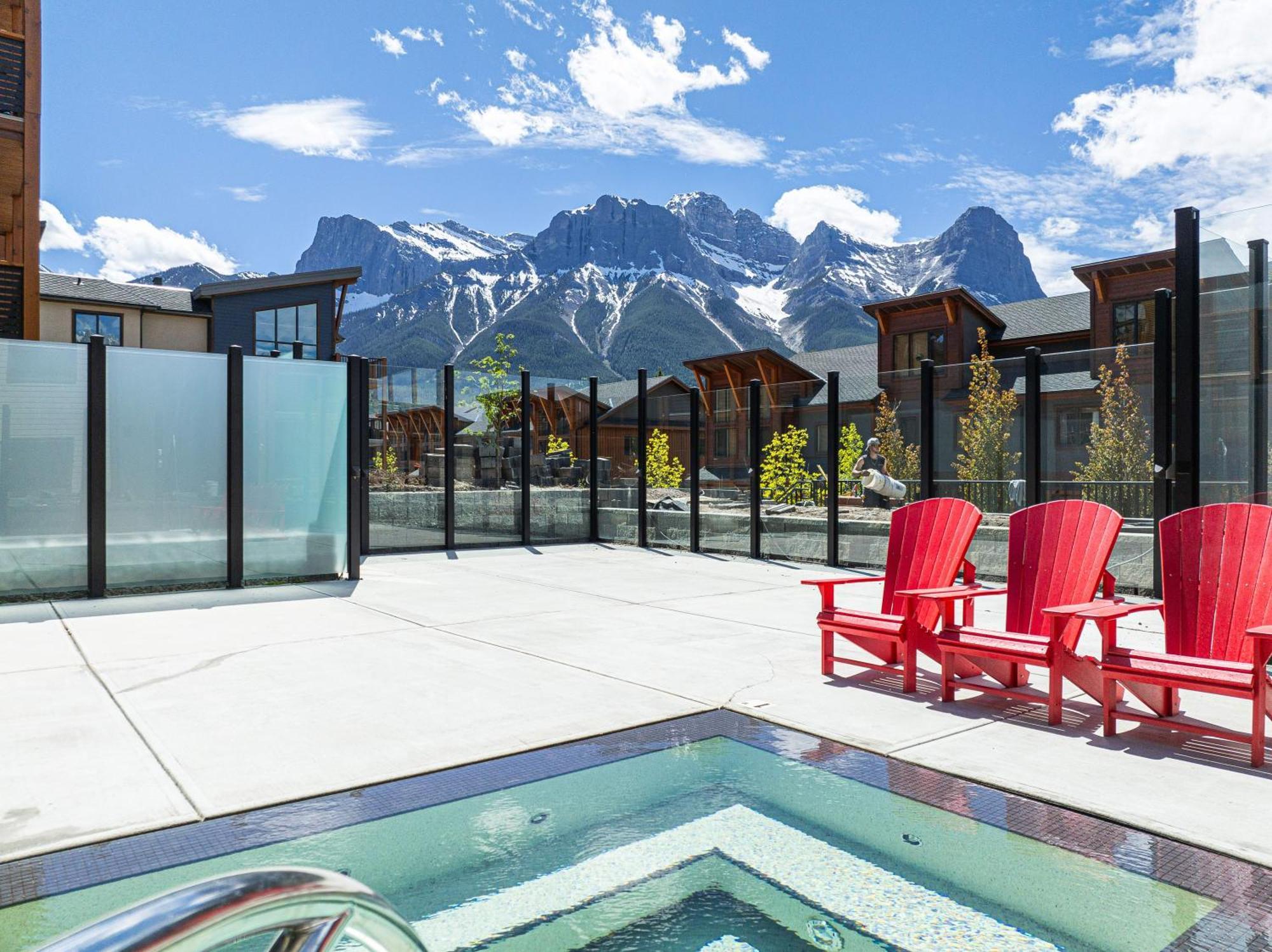 Spring Creek Luxury King One Bedroom At White Spruce Lodge Canmore Exterior foto