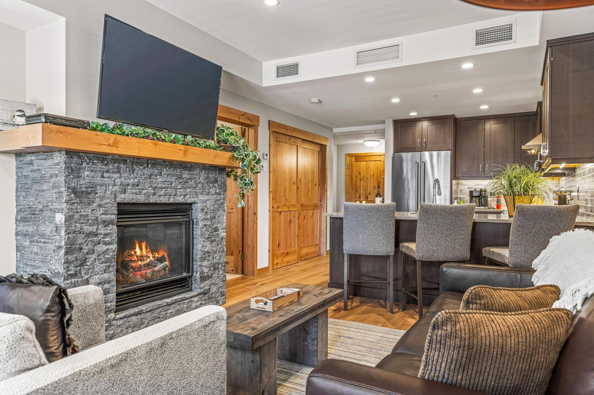 Spring Creek Luxury King One Bedroom At White Spruce Lodge Canmore Exterior foto
