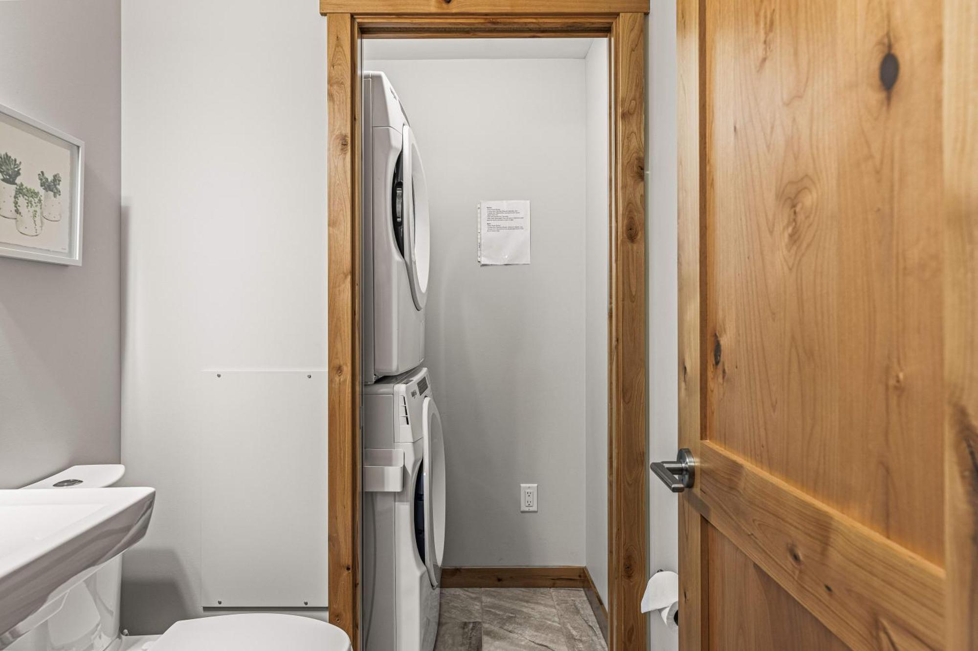 Spring Creek Luxury King One Bedroom At White Spruce Lodge Canmore Exterior foto