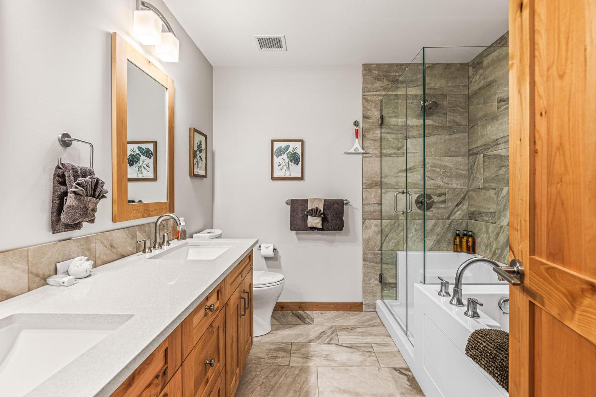 Spring Creek Luxury King One Bedroom At White Spruce Lodge Canmore Exterior foto