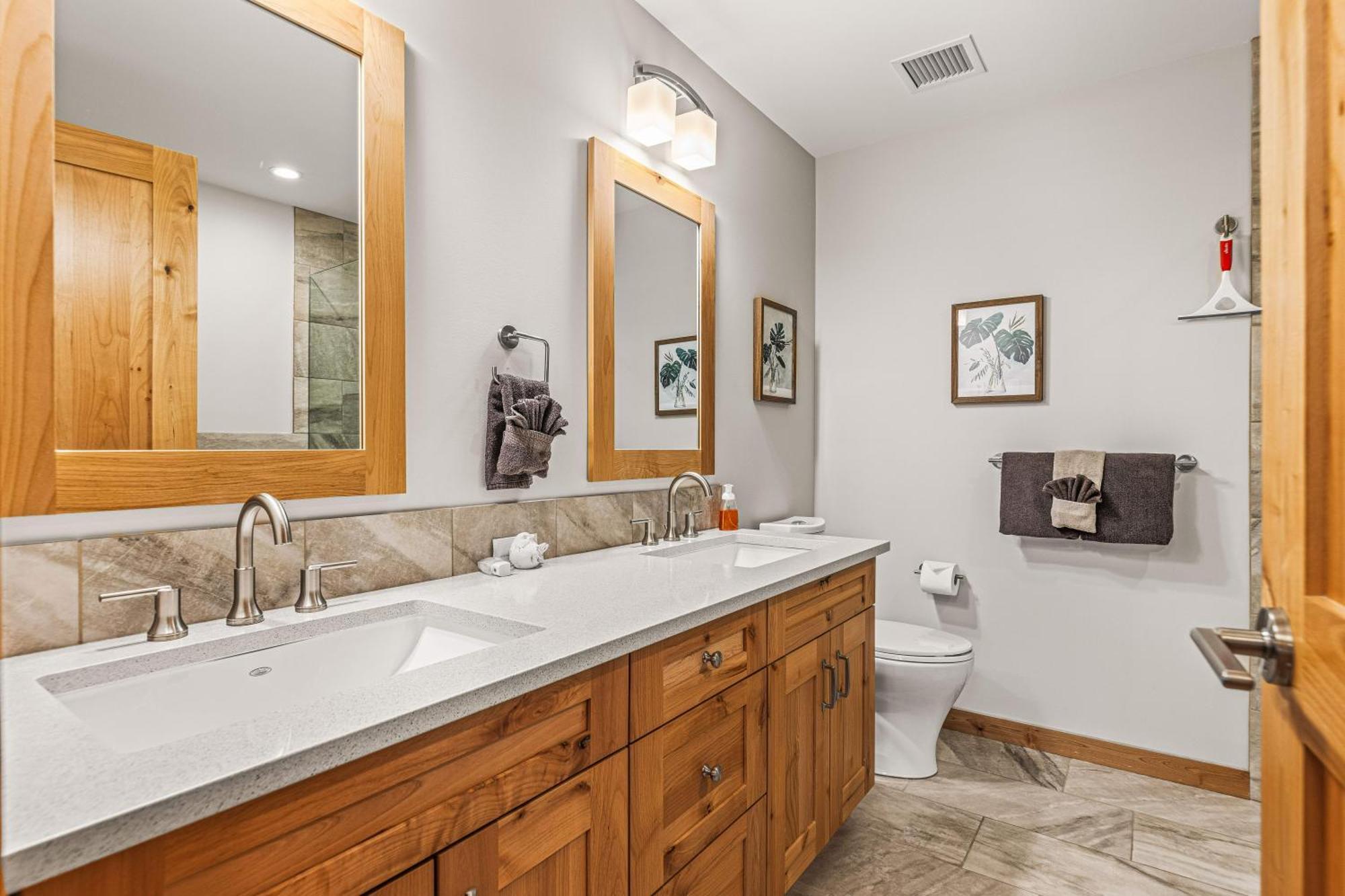 Spring Creek Luxury King One Bedroom At White Spruce Lodge Canmore Exterior foto