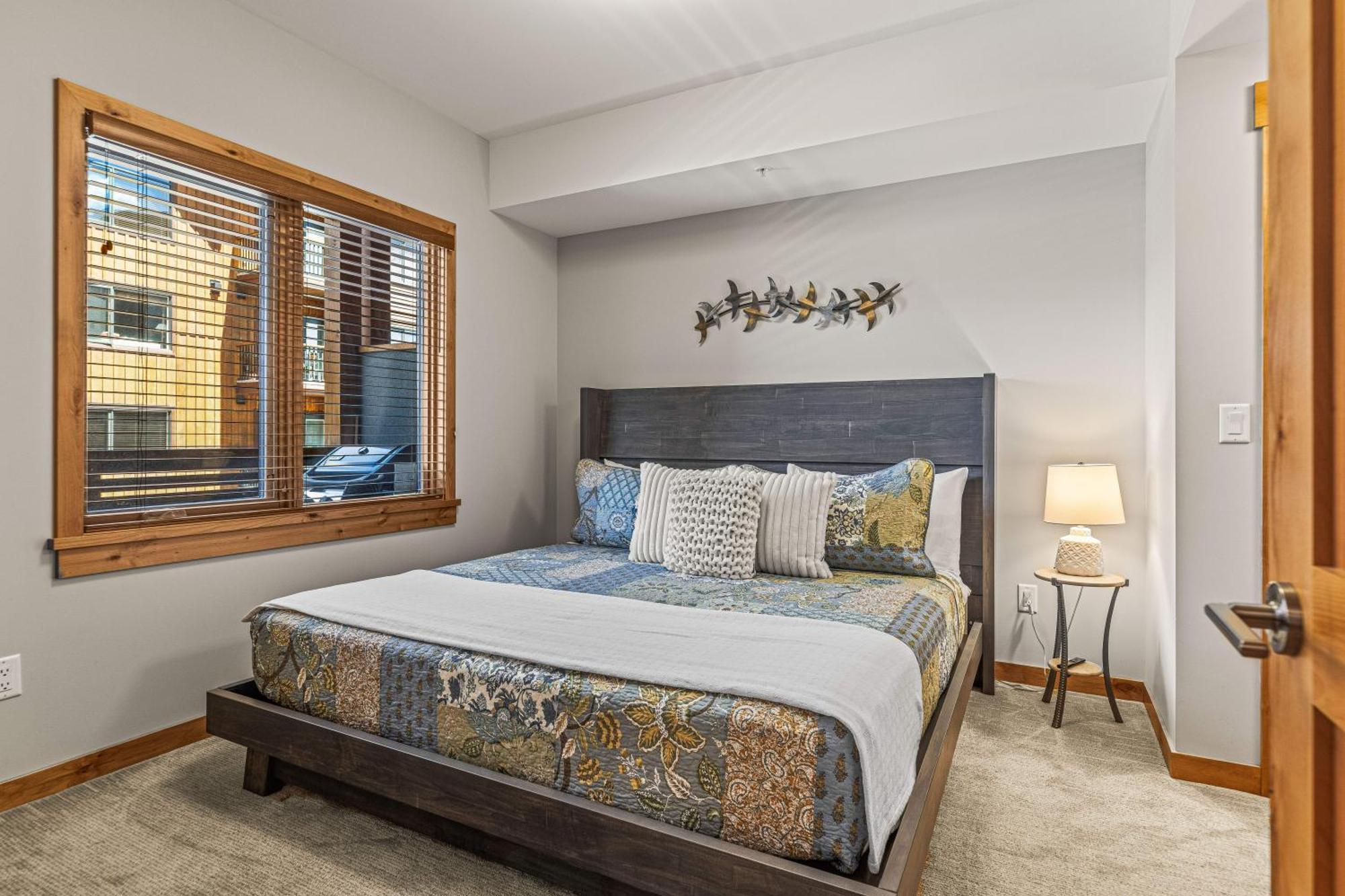 Spring Creek Luxury King One Bedroom At White Spruce Lodge Canmore Exterior foto